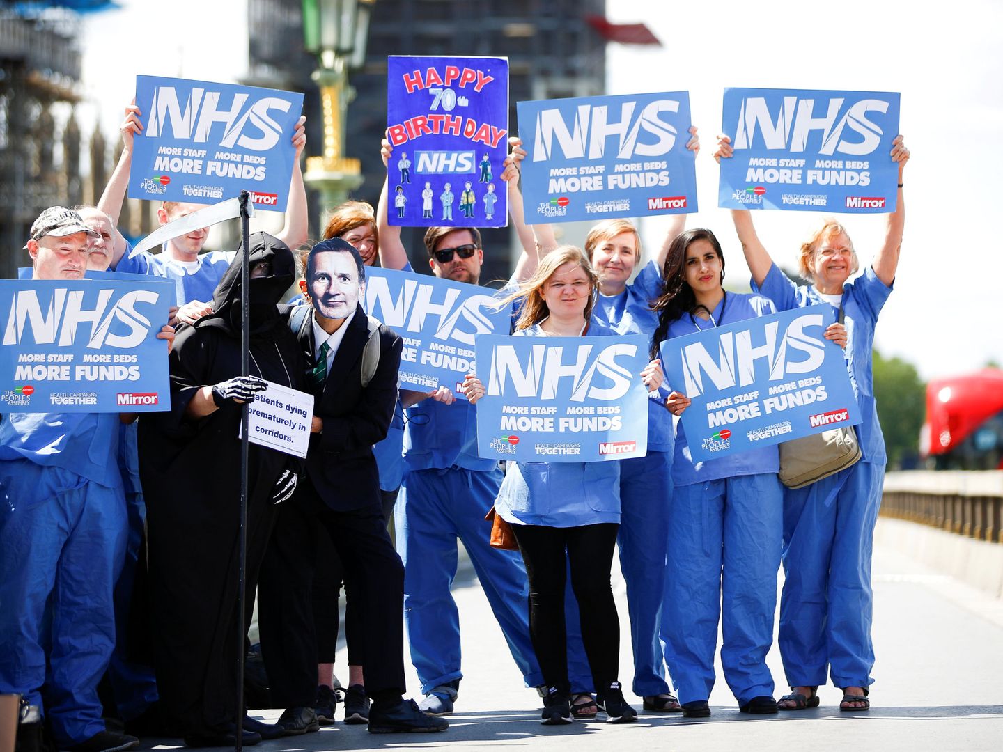 Protesta de trabajadores del NHS en el centro de Londres. (EFE)
