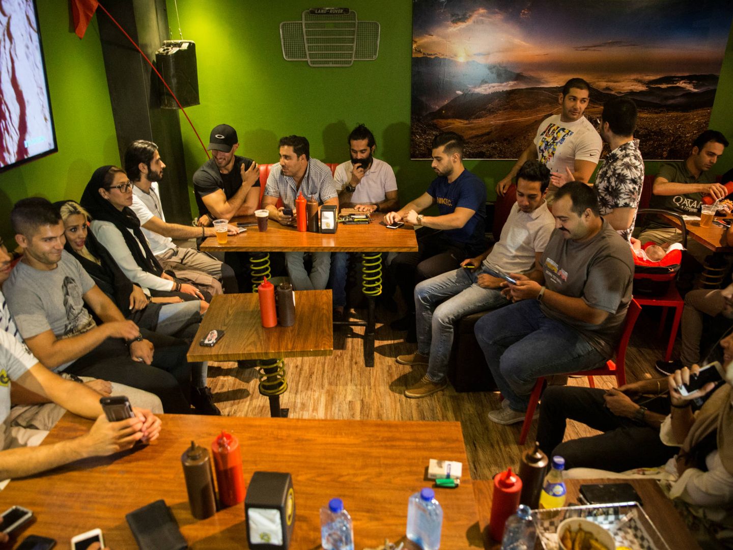 Jóvenes iraníes en un restaurante en el Oeste de Teherán, Irán. (Reuters)