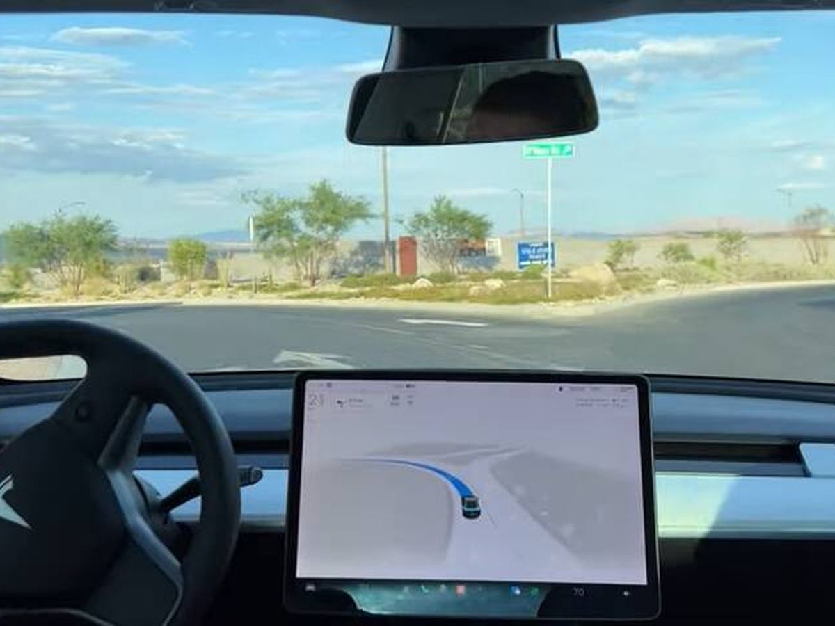 Foto: El inesperado fallo de Tesla: su piloto automático no sabe salir de una rotonda.(Youtube: The Slotty Tesla)