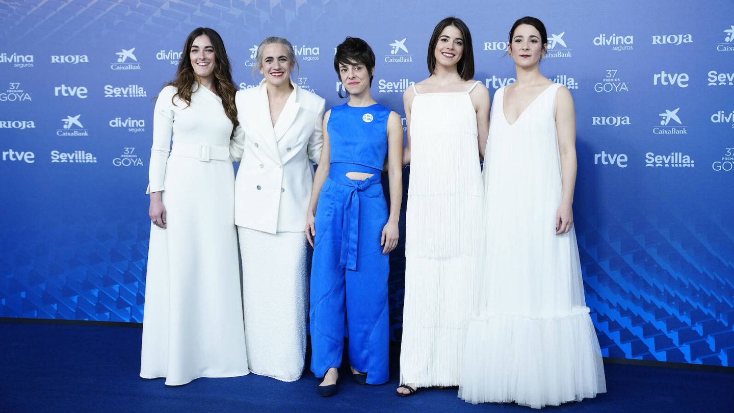 Garazi Elorza, Lara Izagirre, Ana Angulo e Itxaso Frau, con looks 'total white'.(LP)