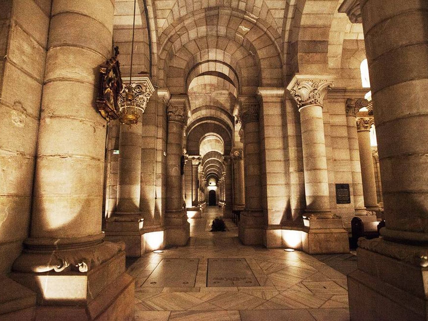 Las columnas de la cripta de la Almudena se cuentan por cientos. (Enrique Villarino)