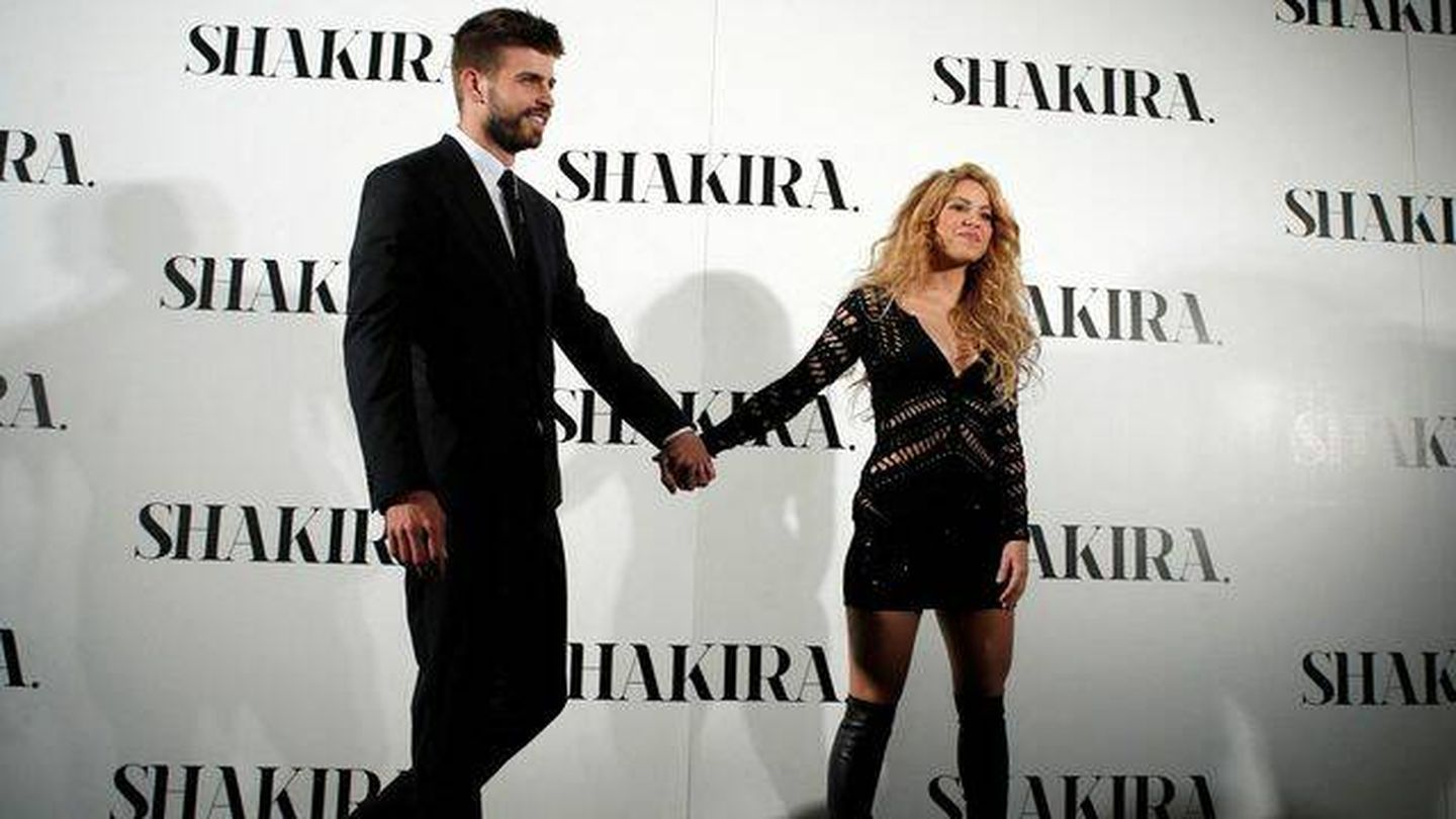  La cantante y el futbolista, en la presentación del disco 'Shakira' en Barcelona. (Reuters/Albert Gea)