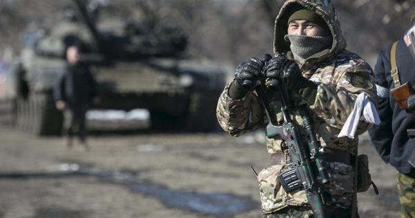 Foto: Un soldado de la autoproclamada República Popular de Donetsk monta guardia en un puesto de control, en febrero de 2015. (Reuters)