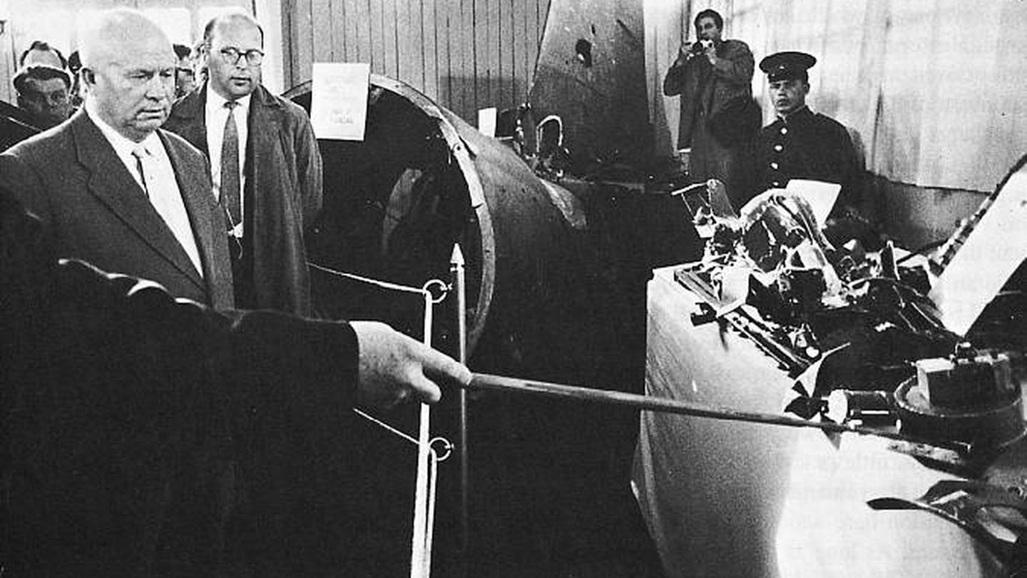 El dirigente soviético Nikita Krushev observando los restos del U-2 (CIA, Wikimedia Commons)