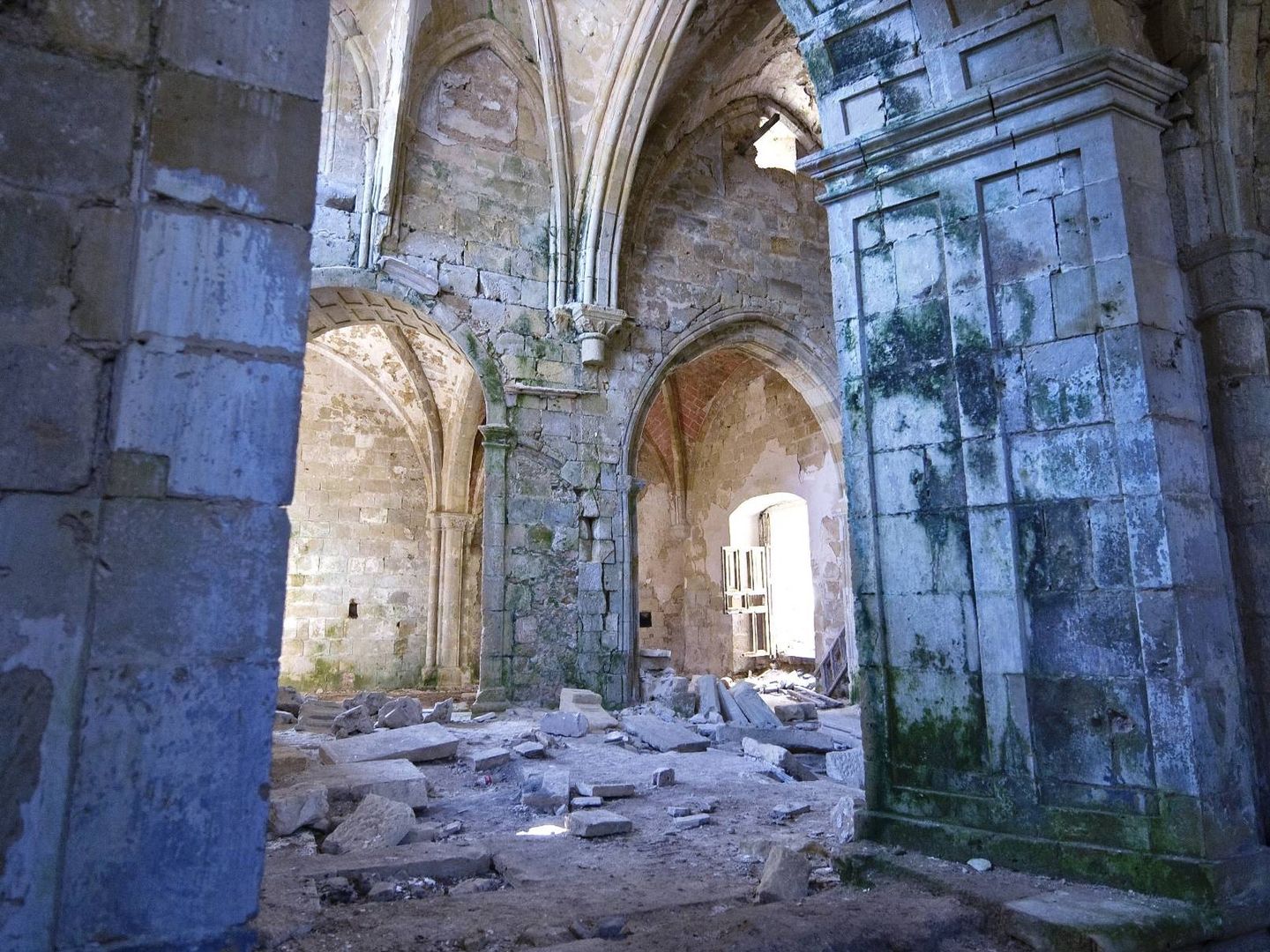 Interior de la iglesia del monasterio antes de su acondicionamiento. (Salvemos Rioseco)