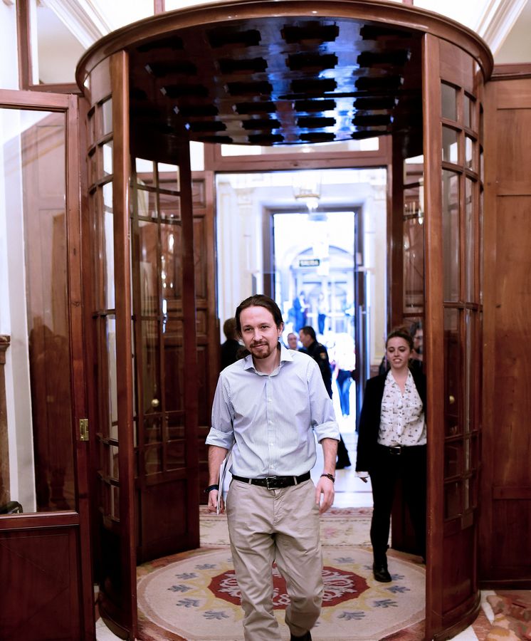 Foto: Pablo Iglesias, a su llegada al primer pleno ordinario del Congreso de la legislatura. (EFE)
