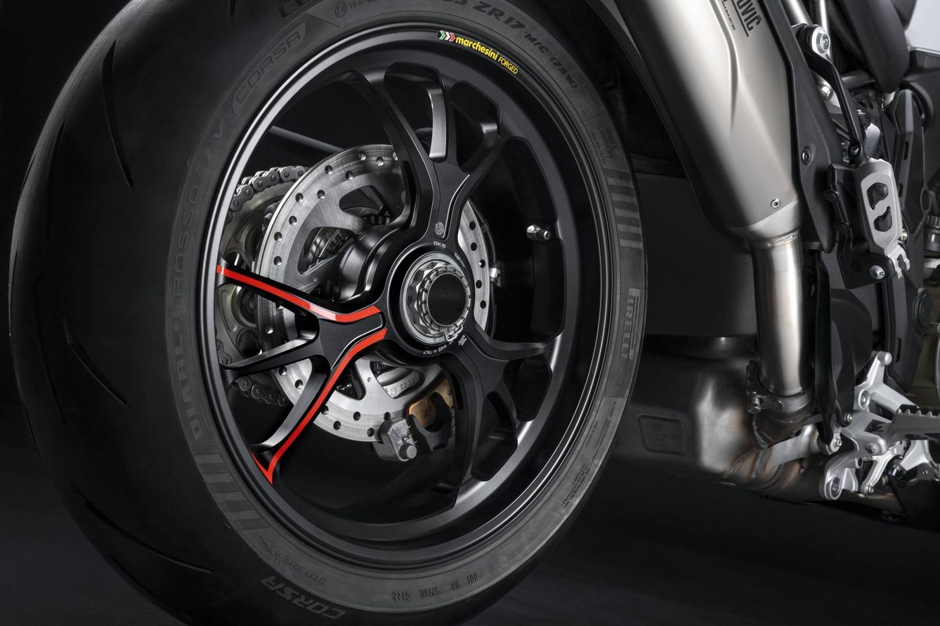 Las llantas Marchesini de aluminio forjado de la Ducati ahorran 2,7 kilos.