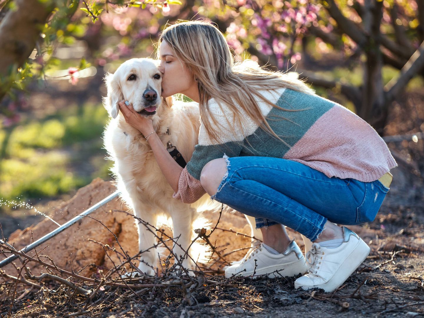 Una mujer besa a su perro. (iStock)