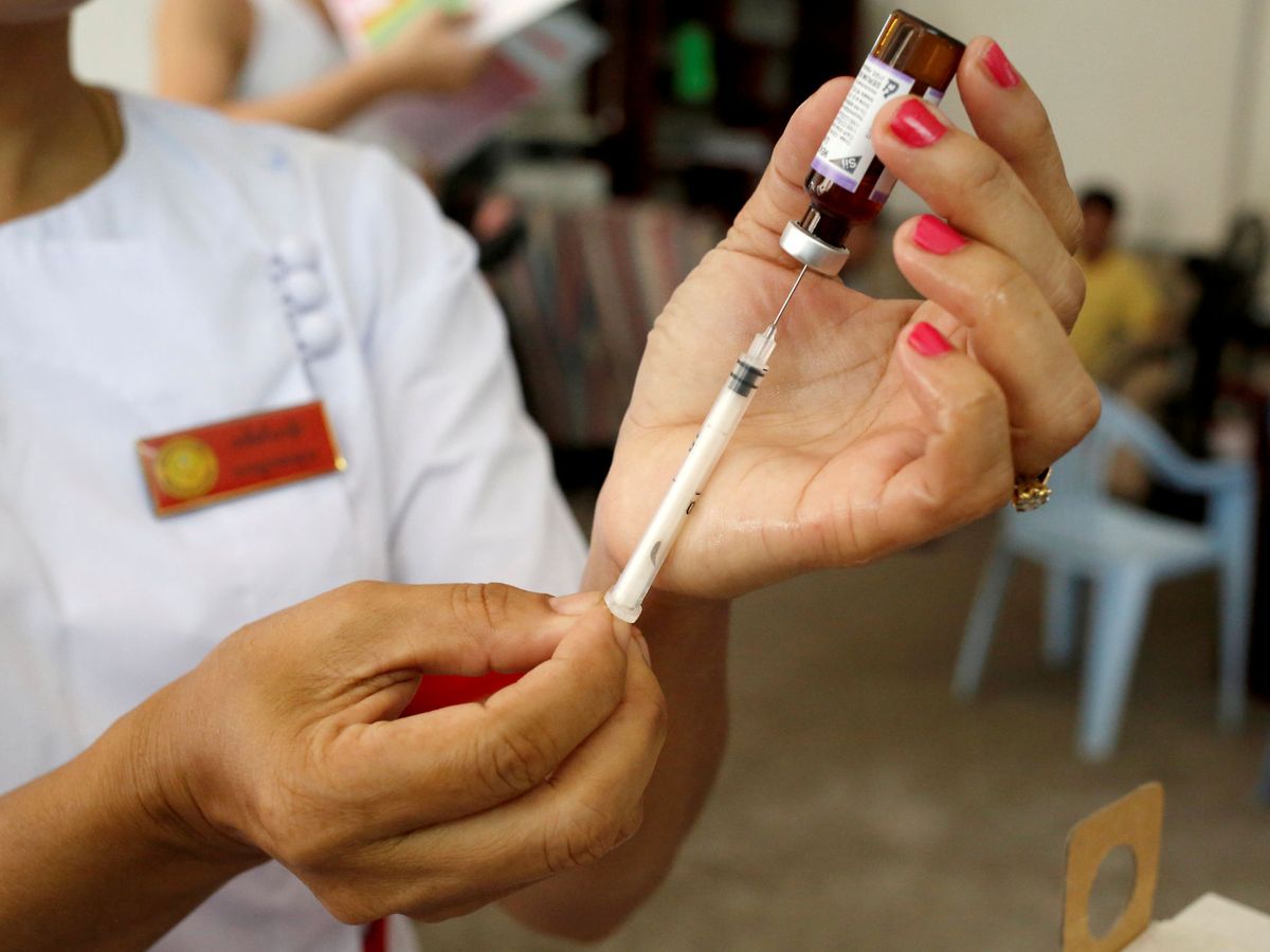 Foto: Una enfermera prepara una vacuna de sarampión y rubeola. (Ann Wang / Reuters)