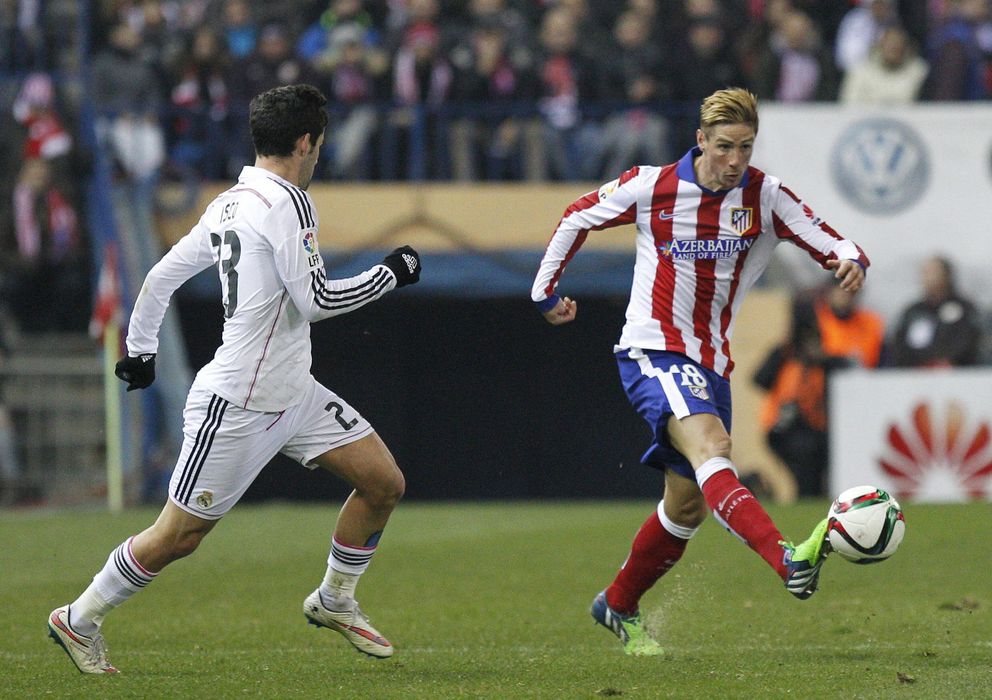 Foto: Fernando Torres controla el balón junto a Isco Alarcón (Efe).