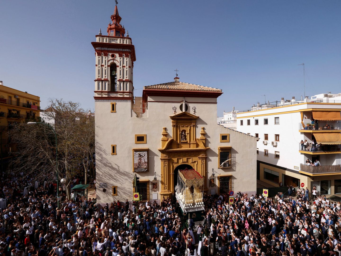 Salida de San Roque este Domingo de Ramos en Sevilla. (Reuters)