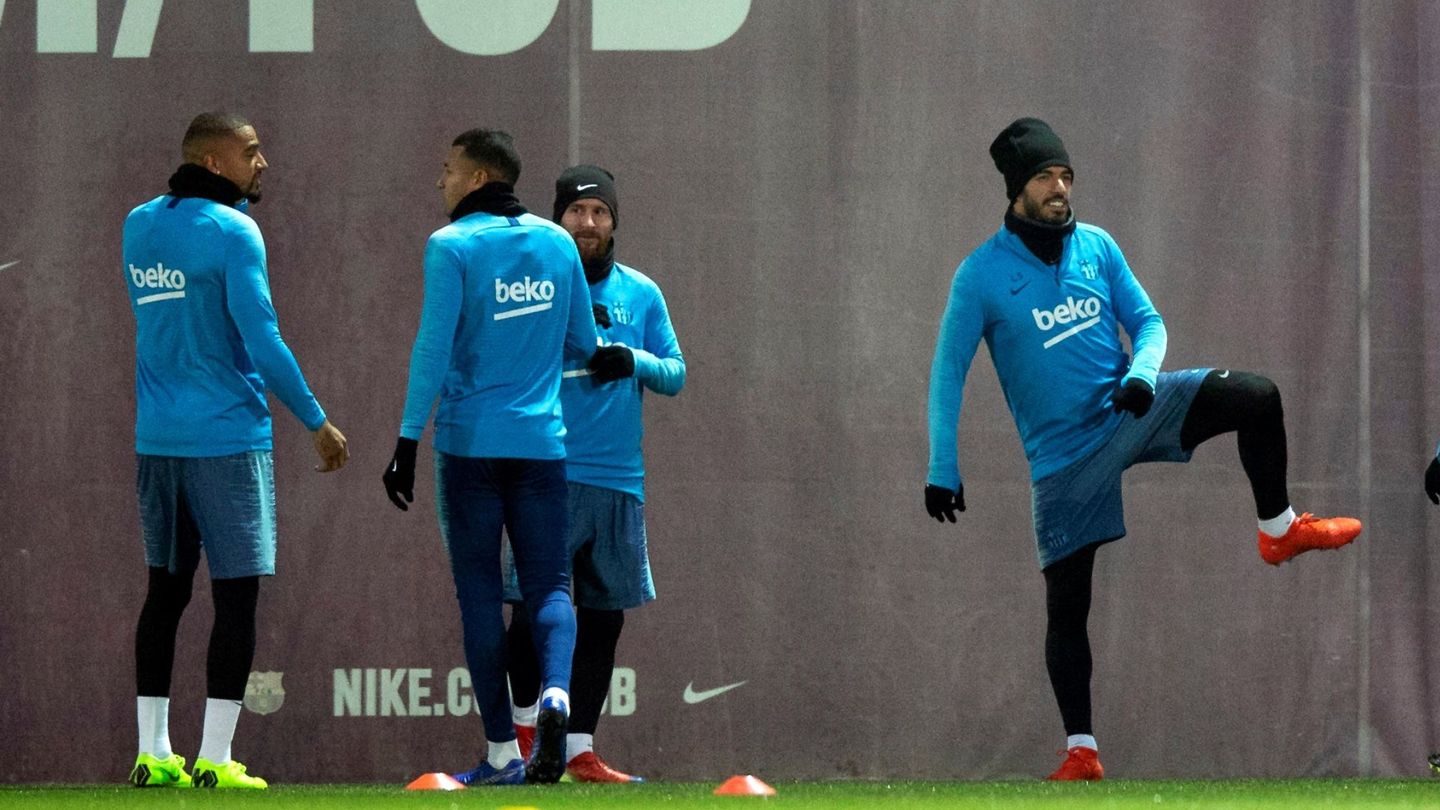 Boateng, Murillo, Messi y Luis Suárez, durante un entrenamiento. (Efe)