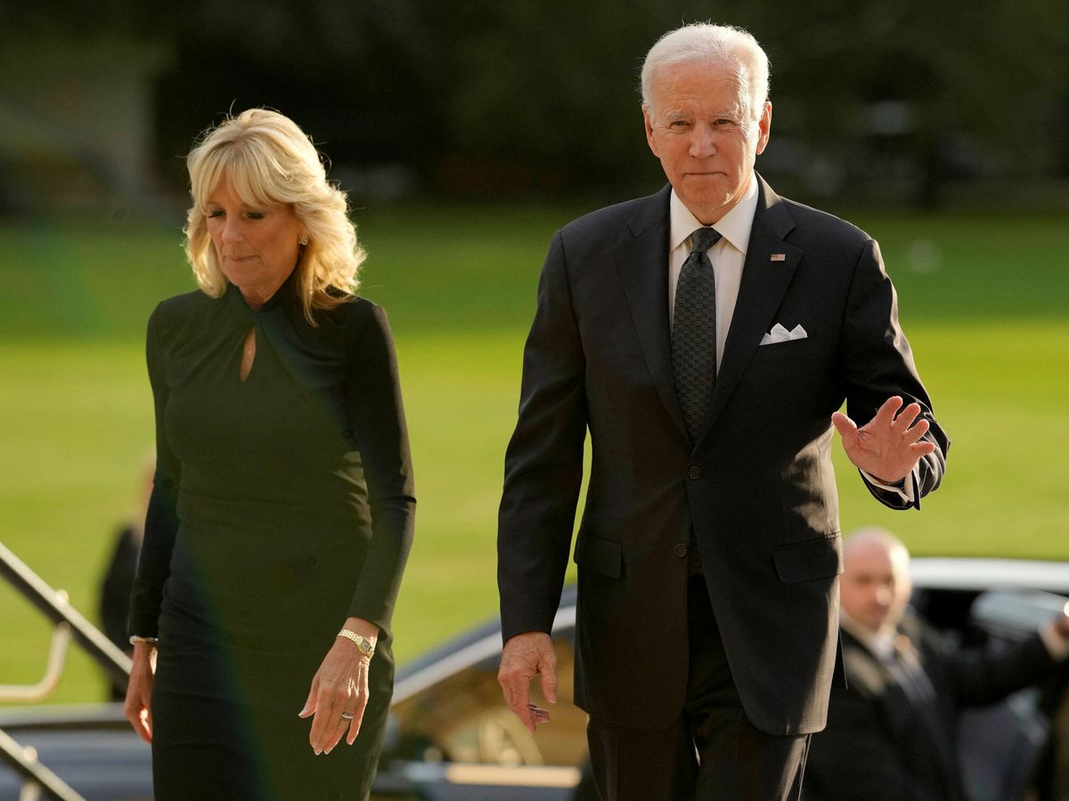 Foto: Los Biden llegando a Buckingham. (Reuters/Markus Schreiber)