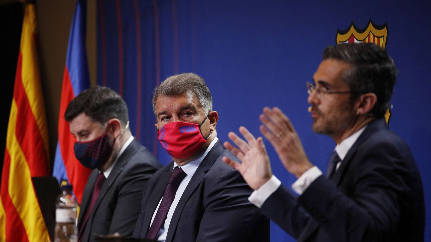 Eduard Romeu, Joan Laporta y Jaume Campaner durante la rueda de prensa. (Reuters/Albert Gea)