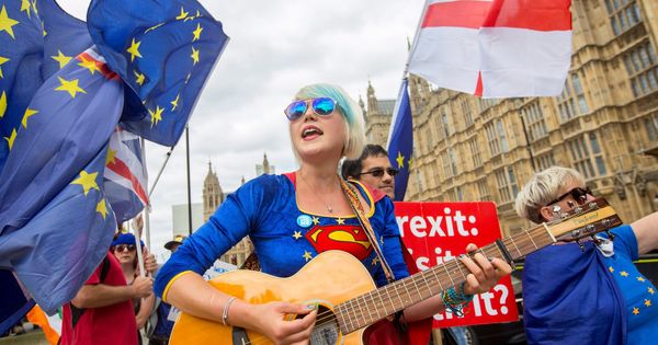 Foto: Una protesta anti-Brexit frente al Palacio de Westminster, en Londres. (EFE) 
