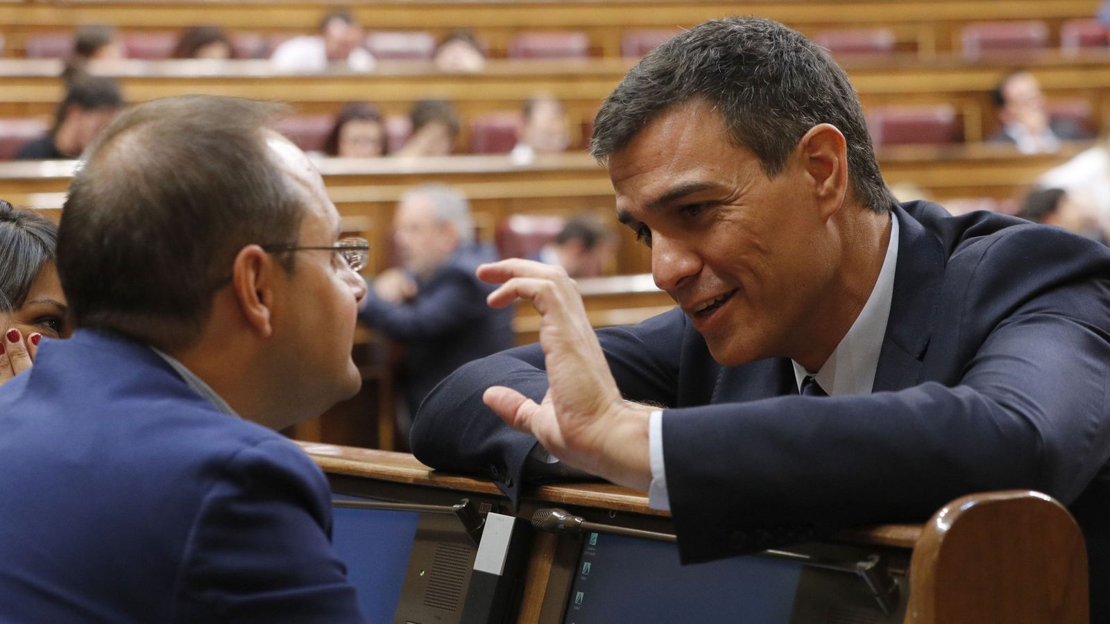Foto: Pedro Sánchez charla con su número dos, César Luena, durante el pleno de constitución del Congreso de la XII Legislatura, este 19 de julio. (EFE)