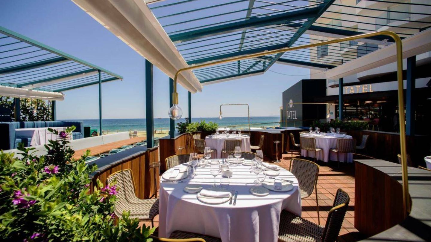 La terraza de Tatel Ibiza se convierte en un balcón con vistas al Mediterráneo. (Foto: José Salto)