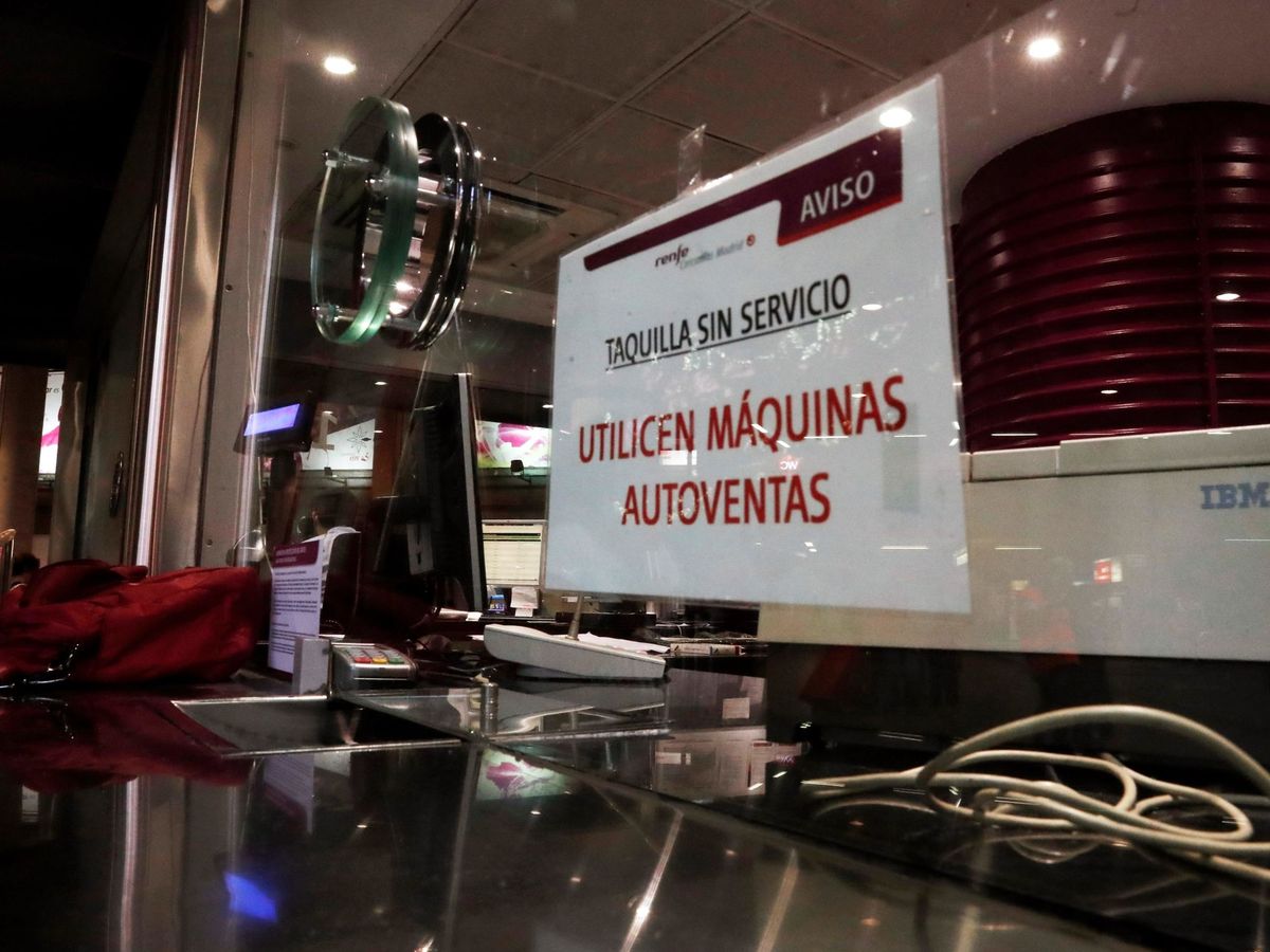 Foto: Una taquilla sin servicio en la estación Puerta de Atocha. (EFE)