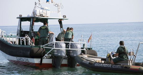 Foto: Agentes del Servicio Especial de Actividades Subacuáticas de la Guardia Civil tras recuperar el cadáver en una playa de Salobreña. (EFE)