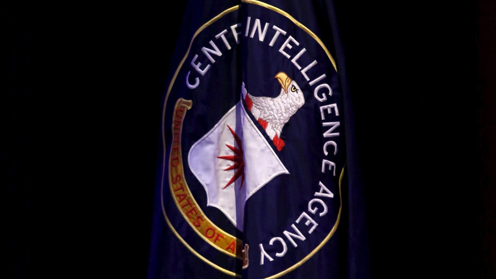 Foto: La bandera de la CIA es desplegada durante una conferencia sobre seguridad nacional en Washington, el 27 de octubre de 2015 (Reuters)
