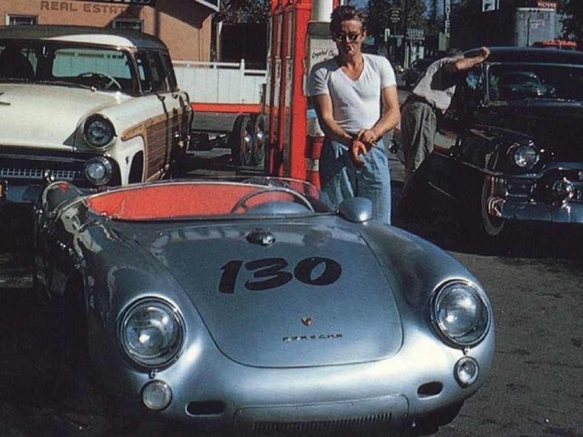 Foto: James Dean posa junto a 'Little Bastard', el coche que le llevó a la muerte.