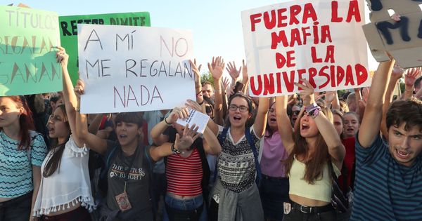 Foto: Un grupo de alumnos en la huelga convocada por las asociaciones estudiantiles en los distintos campus de la Universidad Rey Juan Carlos (URJC) para pedir la dimisión de su rector, Javier Ramos. (EFE)