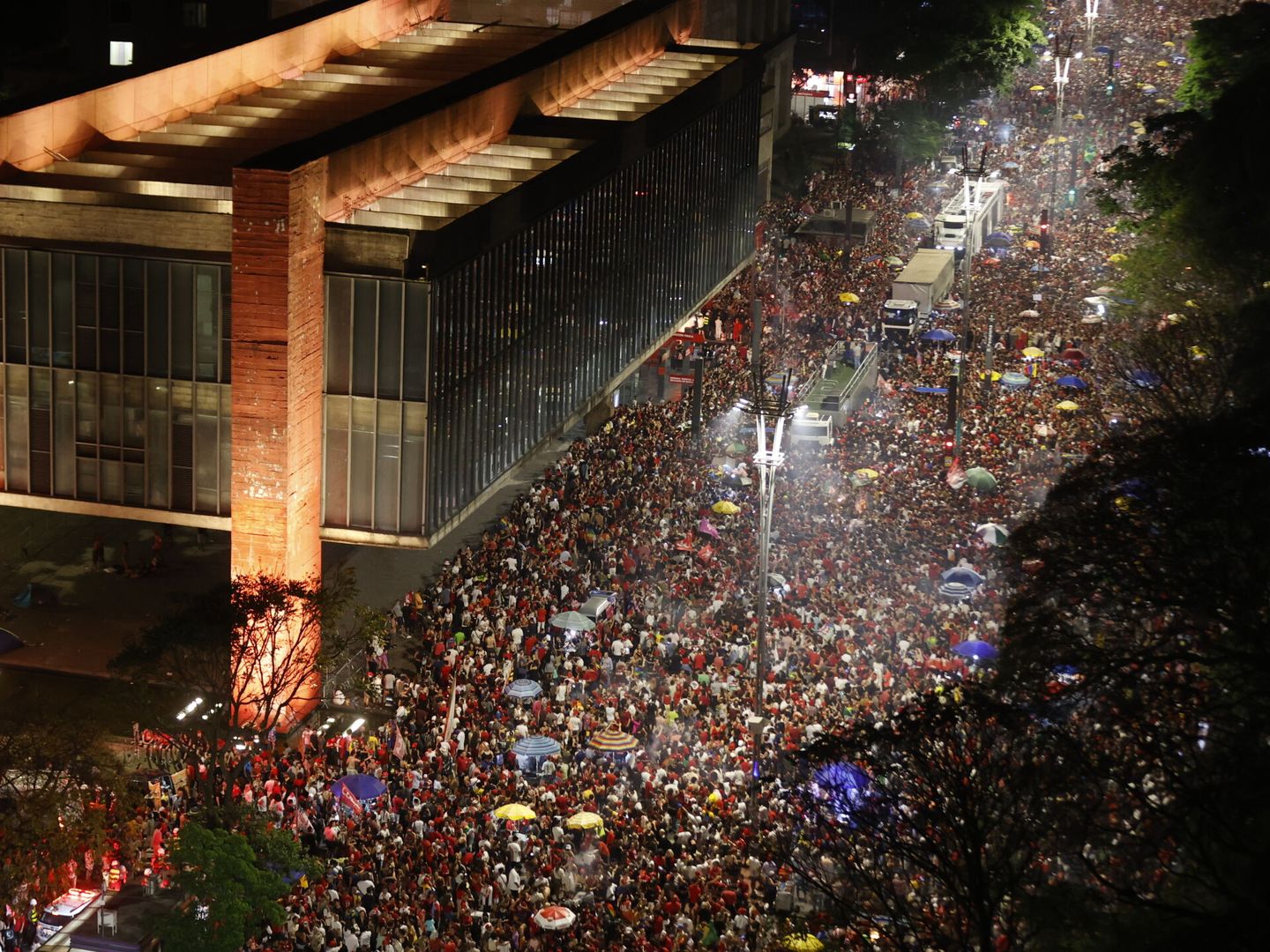 Miles de simpatizantes de Luiz Inácio Lula da Silva celebra el triunfo en la segunda ronda de las elecciones presidenciales, en la Avenida Paulista en Sao Paulo (Brasil). (EFE/Fernando Bizerra)