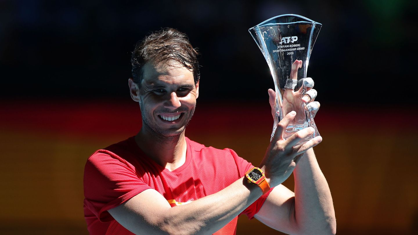 Rafa Nadal, con el premio que le distingue como tenista más deportivo del 2019. (EFE)