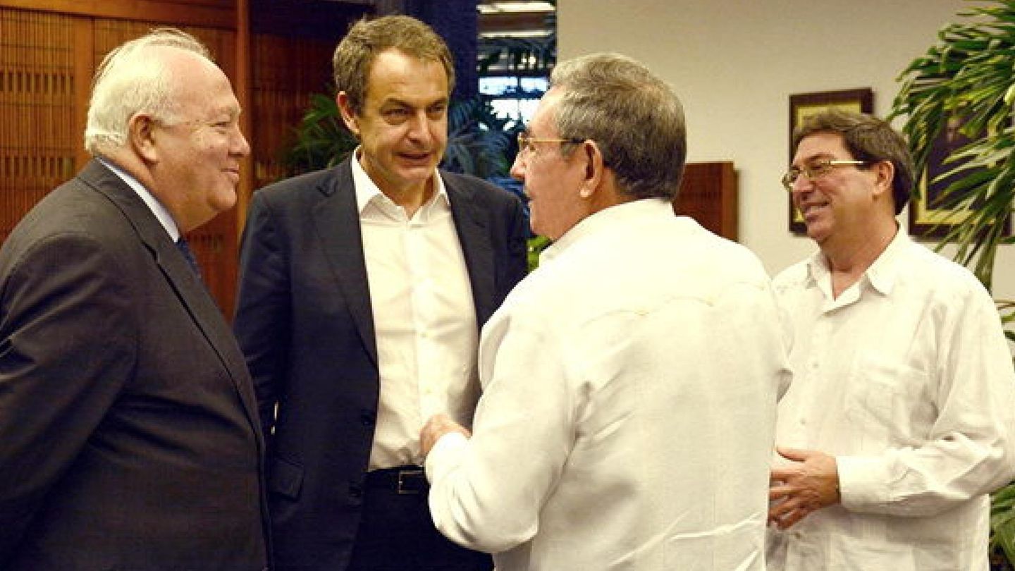 Zapatero y Moratinos, recibidos por Raúl Castro en La Habana en febrero de 2015. (EFE)