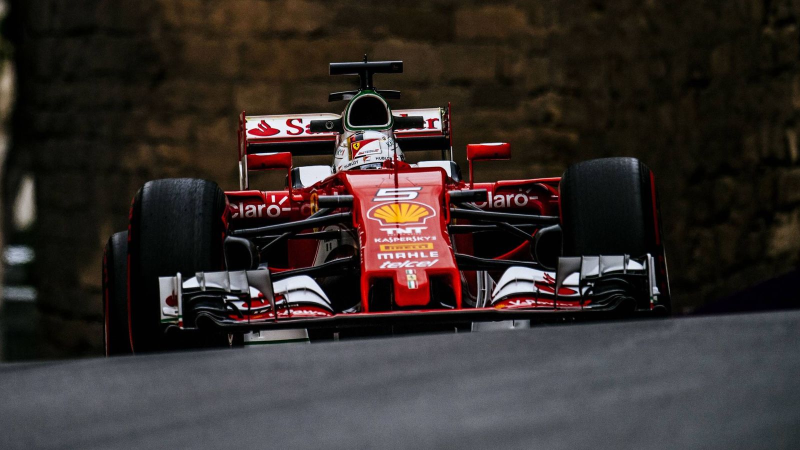 Foto: Sebastian Vettel por las calles de Bakú (Ferrari.com)
