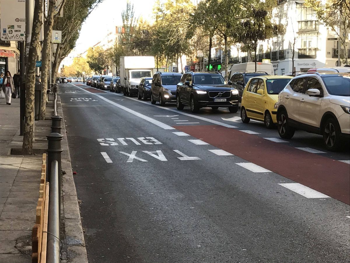 Foto: Una calle de Madrid con carriles exclusivos para autobuses y bicicletas necesarios para la nueva movilidad. 