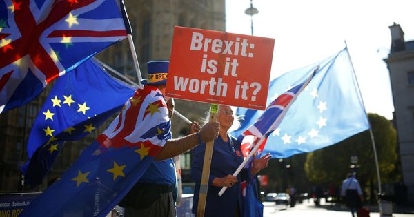 Foto: Dos manifestantes antiBrexit, ante el Parlamento británico, en Londres. (Reuters) 