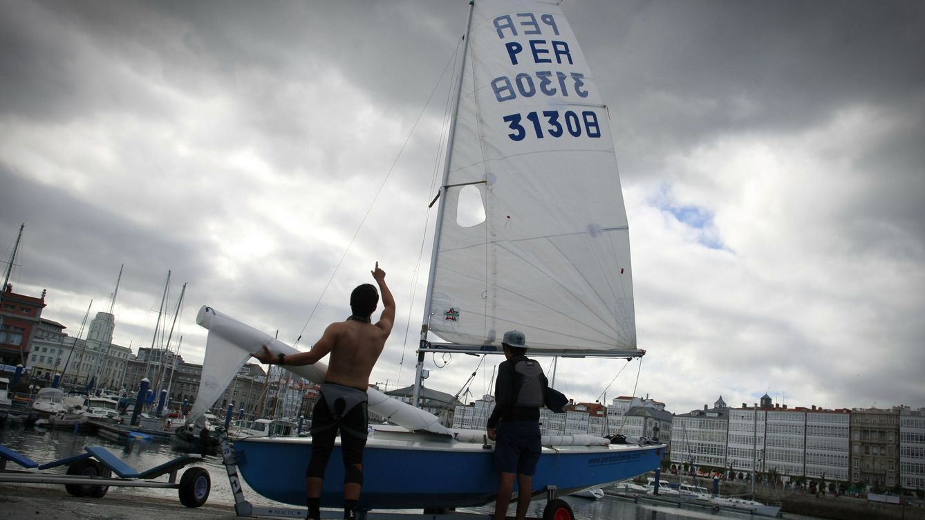 Foto: Dos regatistas preparan su barco para el Campeonato del mundo de Snipe. (EFE)