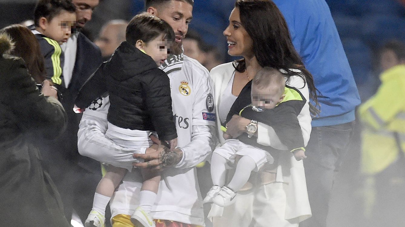 Foto: Sergio Ramos y Pilar Rubio con sus hijos en el Santiago Bernabéu (Gtres)