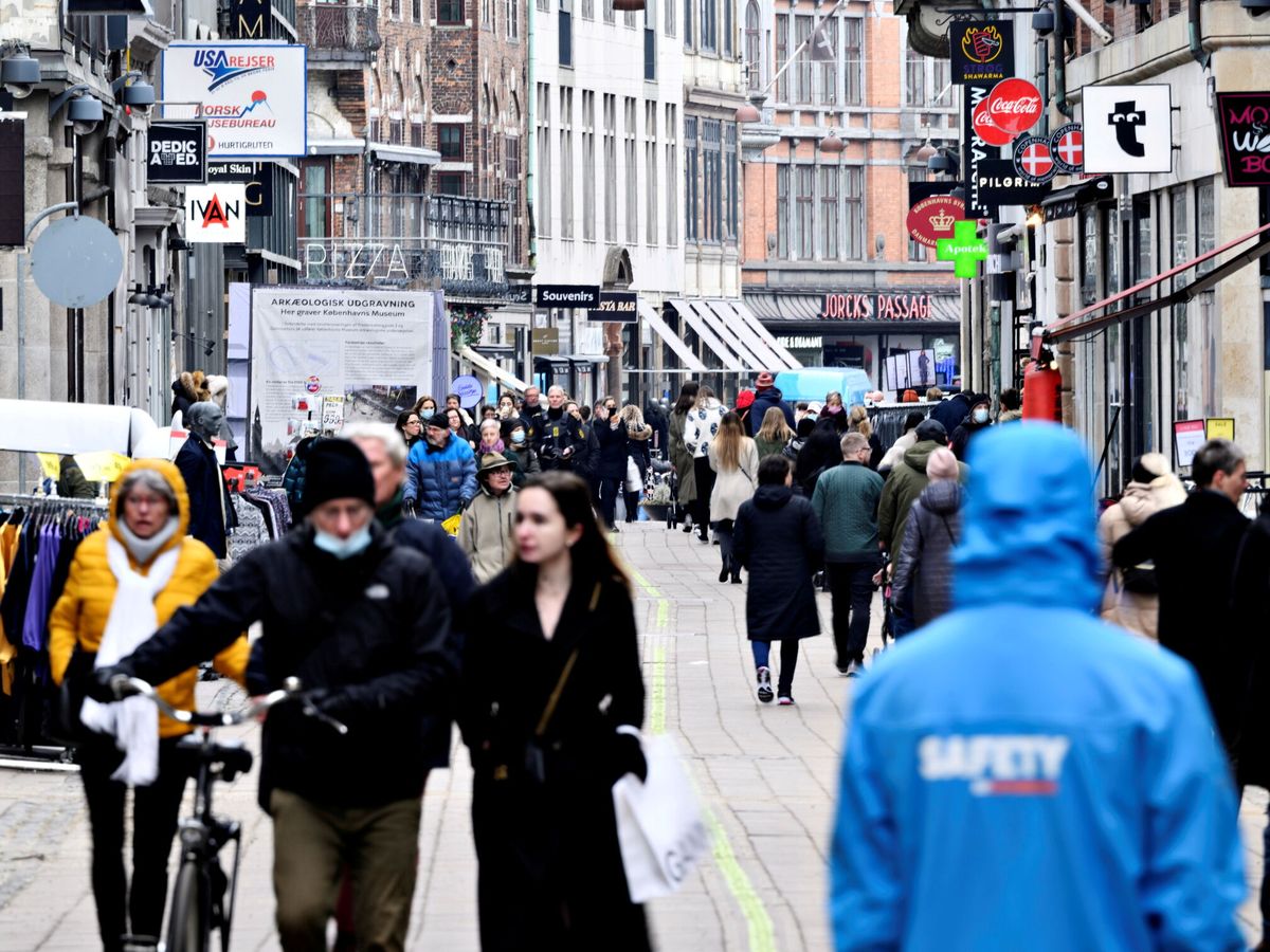 Foto: Caminantes en una calle en Copenhague durante la pandemia. (Reuters)