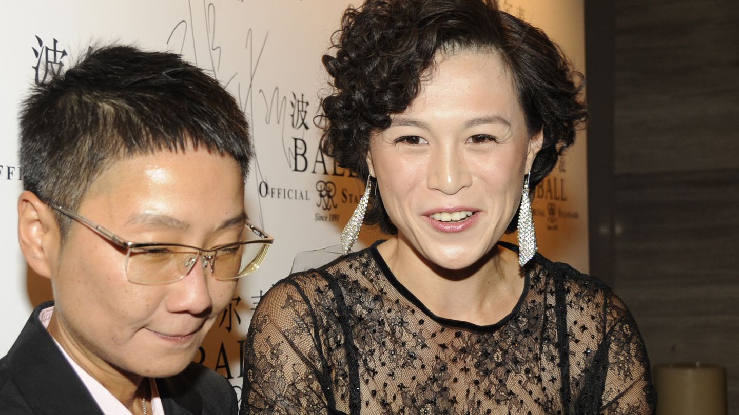 Gigi Chao, a la derecha, junto a su mujer, Sean Eav. (Corbis)