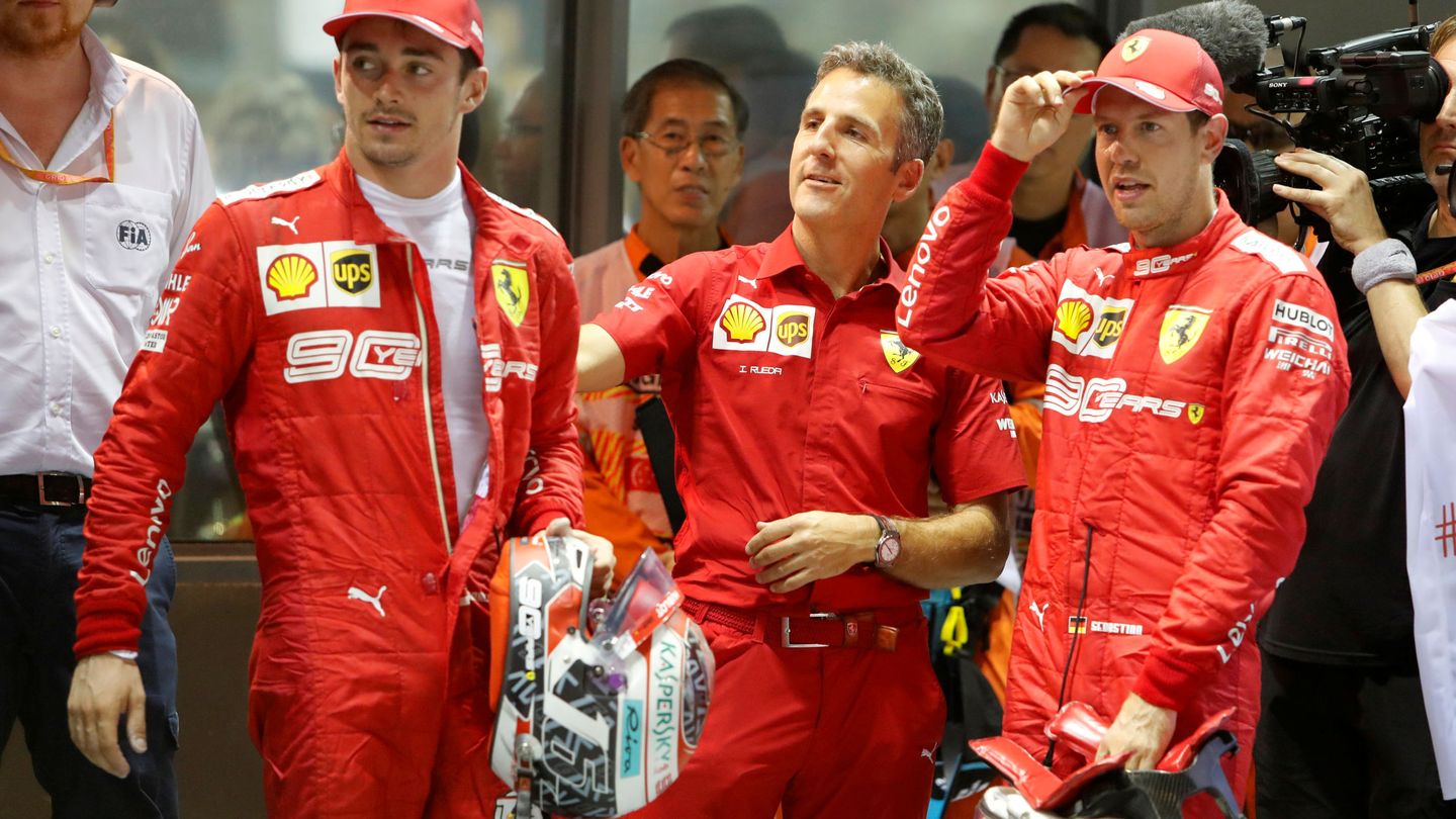 Iñaki Ortiz junto a Charles Leclerc y Sebastian Vettel momentos antes de subir al podio. (Reuters)
