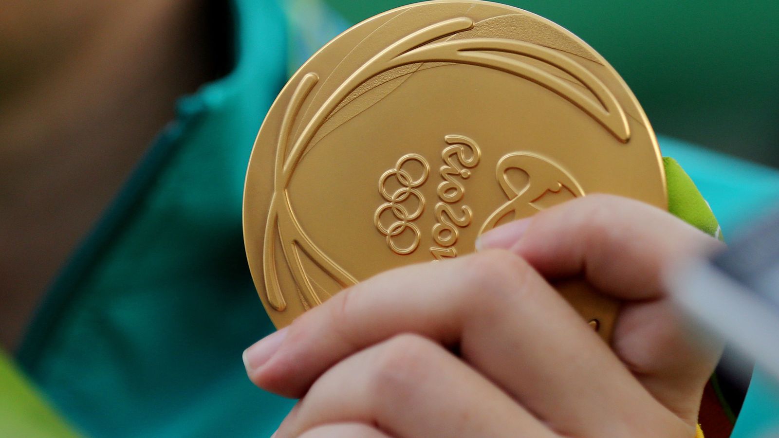 Foto: La australiana Catherine Skinner muestra su medalla de oro en tiro al plato estas olimpiadas.