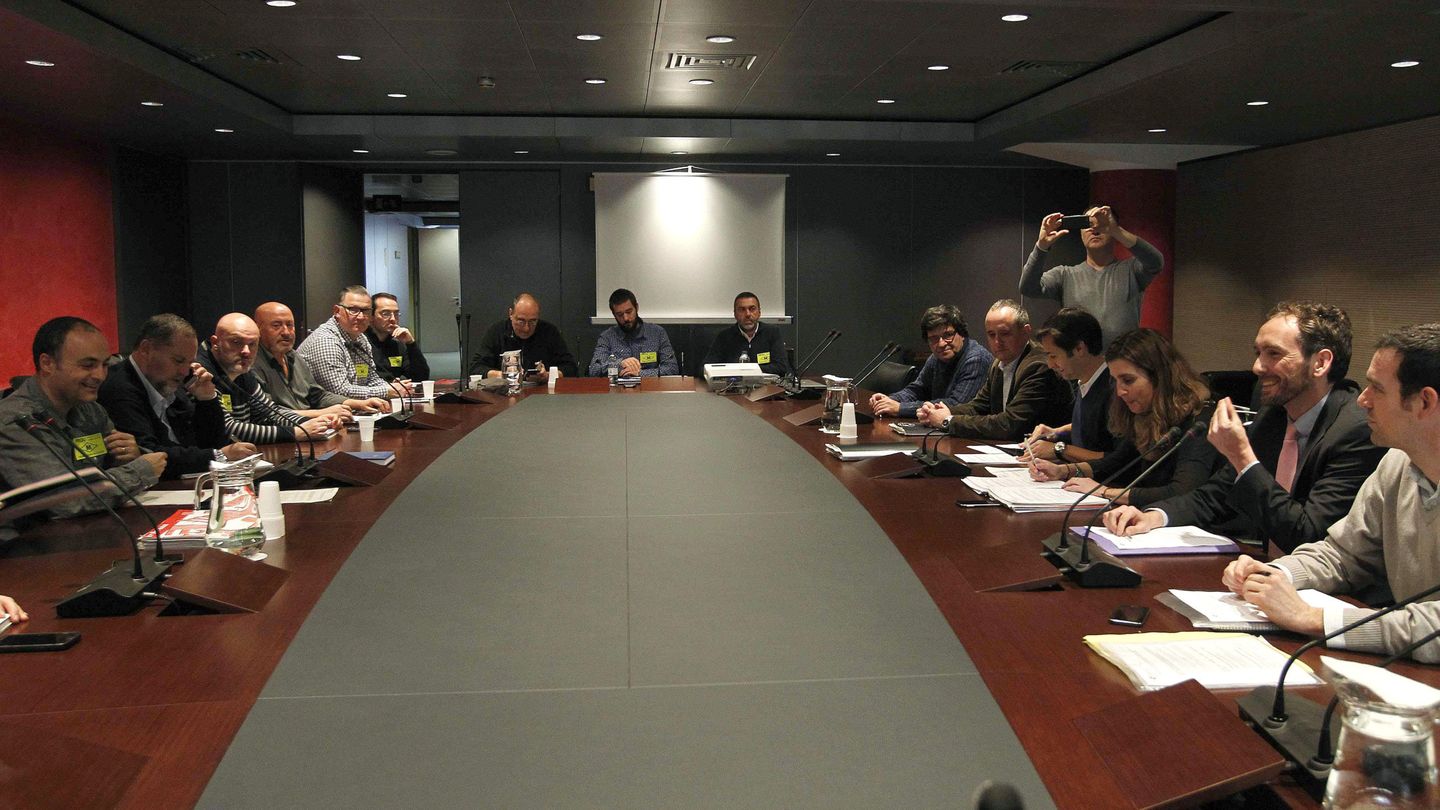 La mesa de negociación, con miembros del comité y de la dirección de TMB, así como mediadores del departamento de trabajo. (EFE)