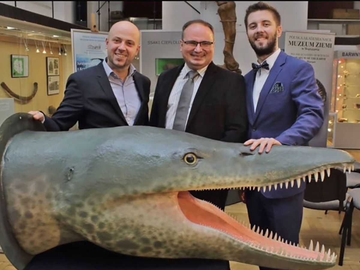 Foto: Daniel Tyborowski posa con una representación de un pliosaurio en un museo. Foto: Instagram