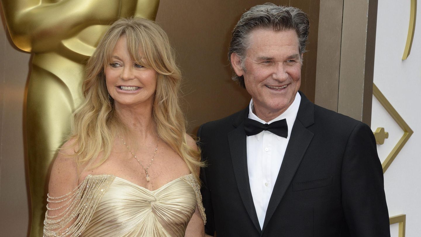 Kurt Russell y la actriz Goldie Hawn posan a su llegada a la 86.ª edición de la entrega de los Premios Oscar (EFE/Mike Nelson)
