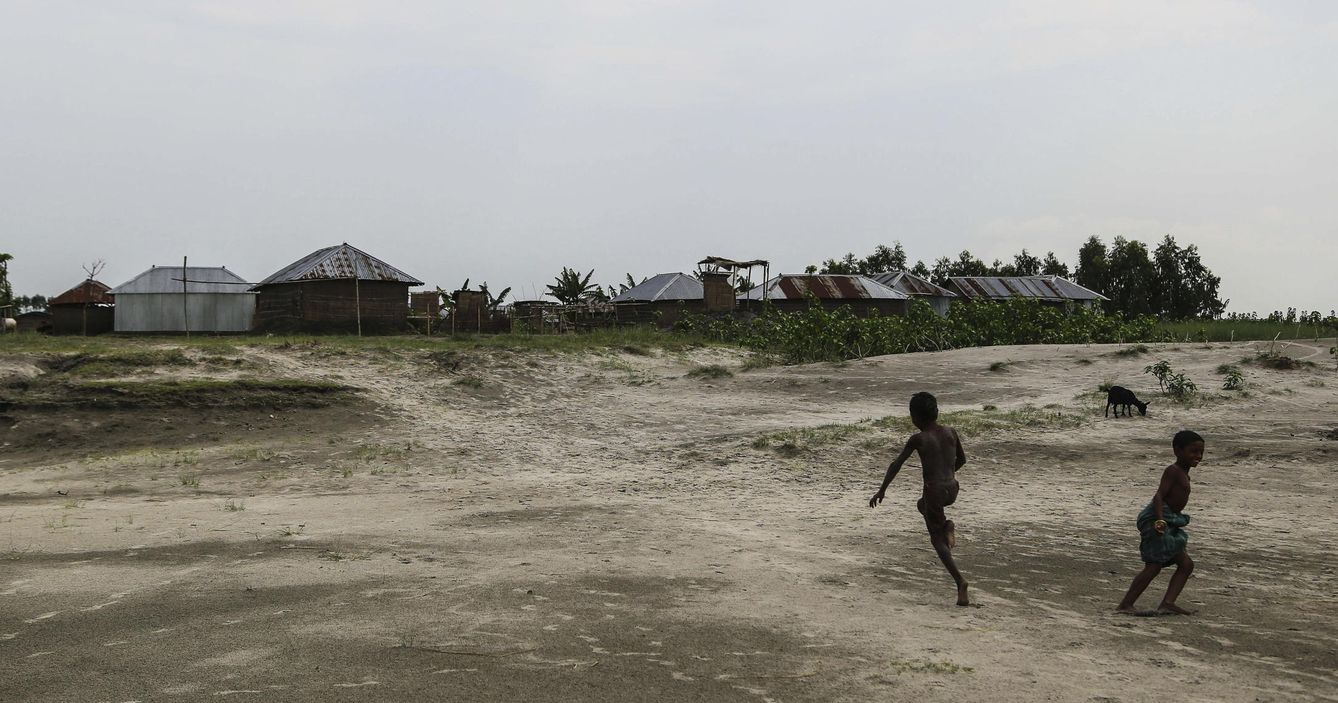 Los habitantes de las islas de Bangladesh, condenados al eterno desplazamiento por la aparición y desaparición de sus ríos. (EFE)
