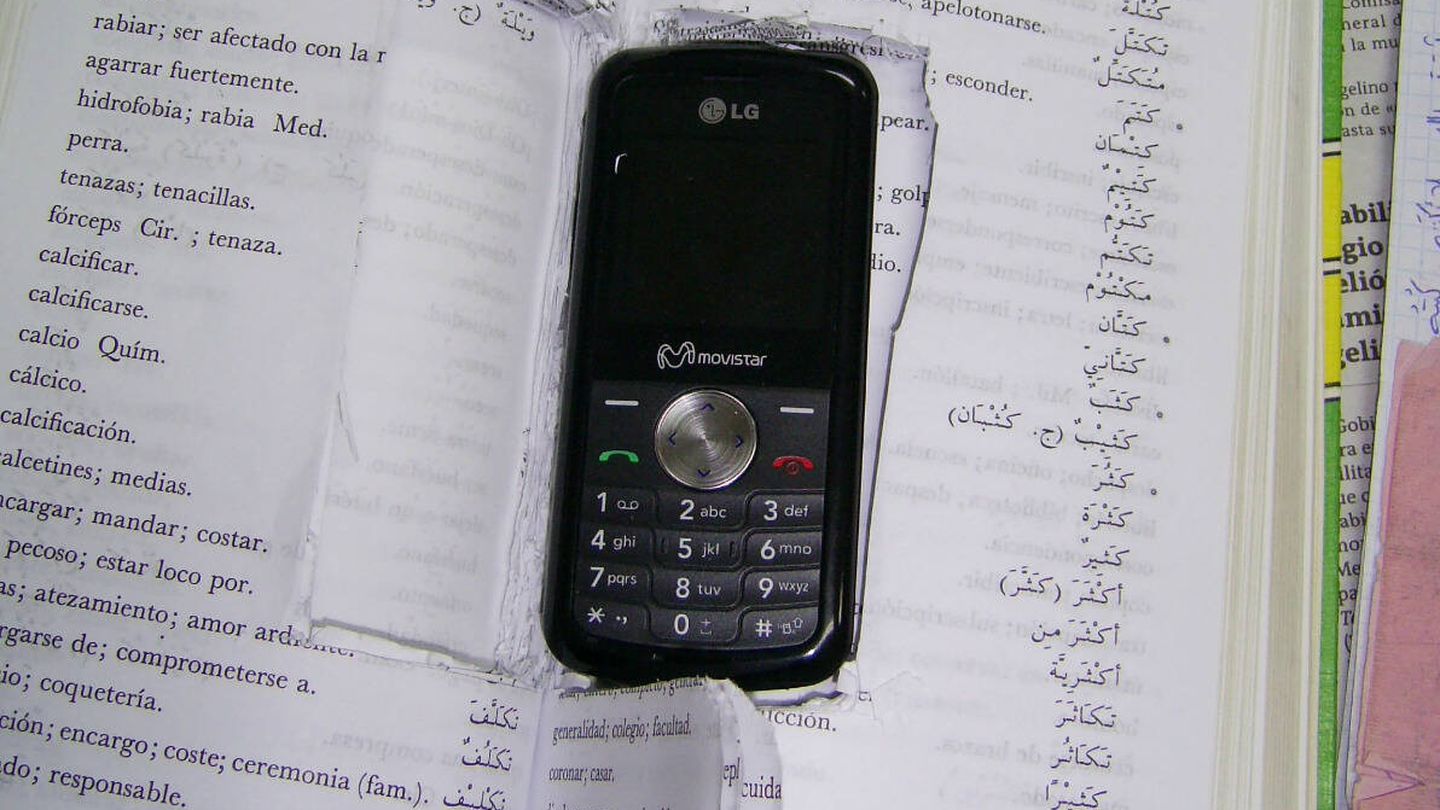 Teléfono aprehendido a un reo encarcelado por yihadismo. (EC)