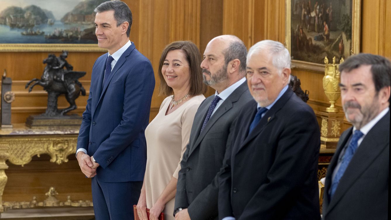 Foto: Pedro Sánchez, junto a los presidentes del Congreso y el Senado y los del TC y el CGPJ, en Zarzuela. (Europa Press/Alberto Ortega)