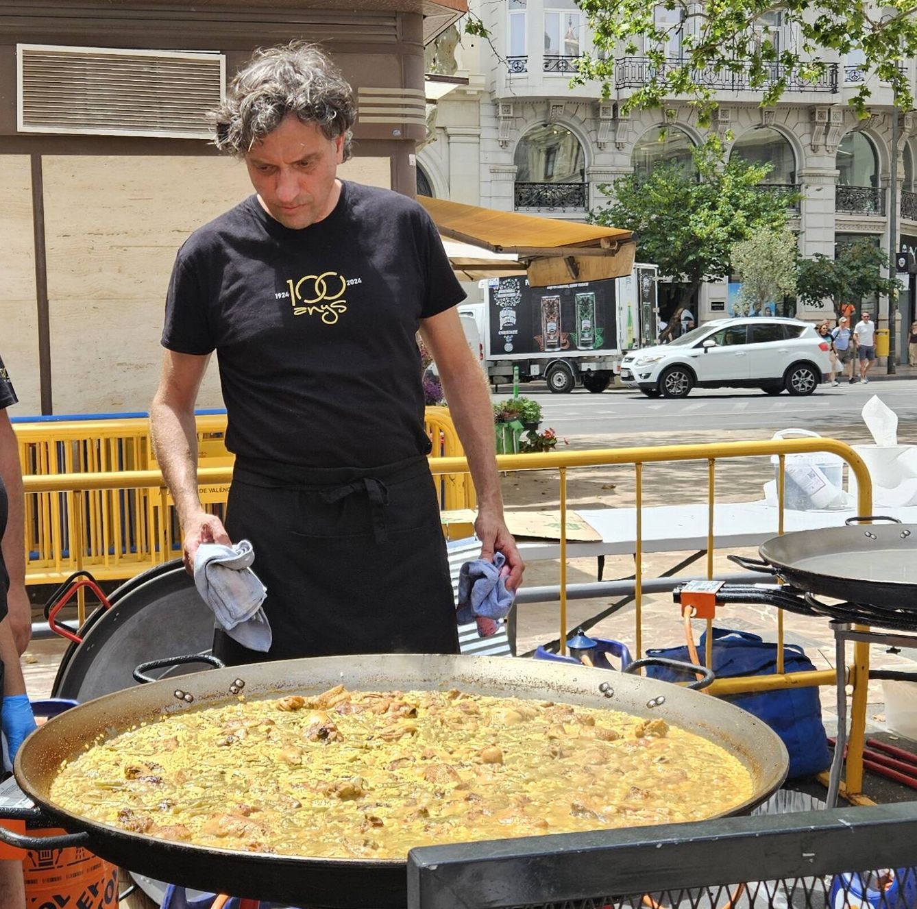 Vicente Rioja cocinando una paella en TastArrós (Foto: A.G.)