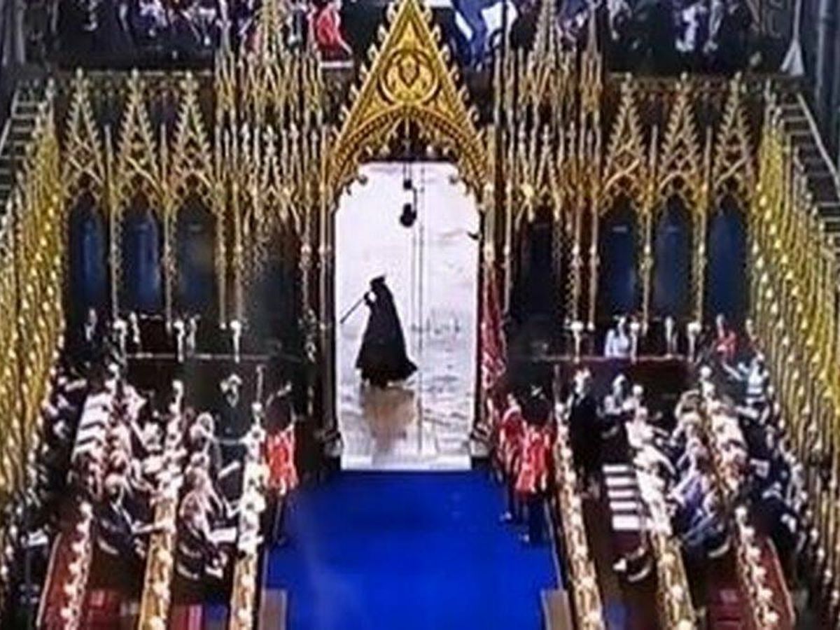 Foto: La misteriosa figura en la coronación. (BBC)