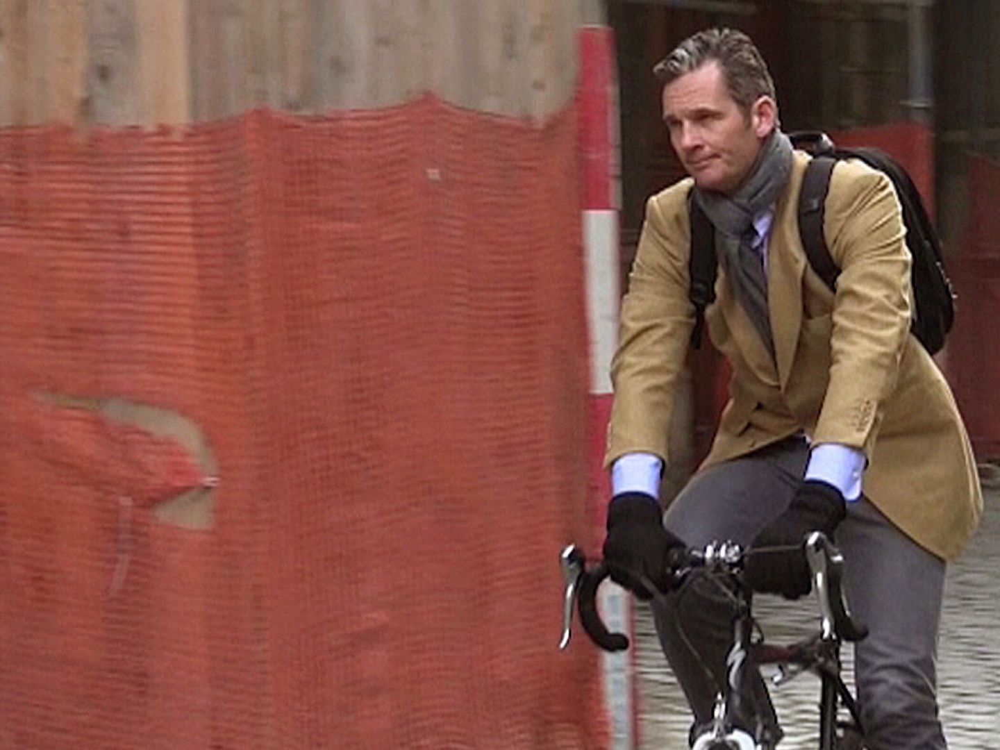 Iñaki Urdangarin mientras se desplaza en bicicleta por Ginebra, en una imagen de archivo. (EFE)