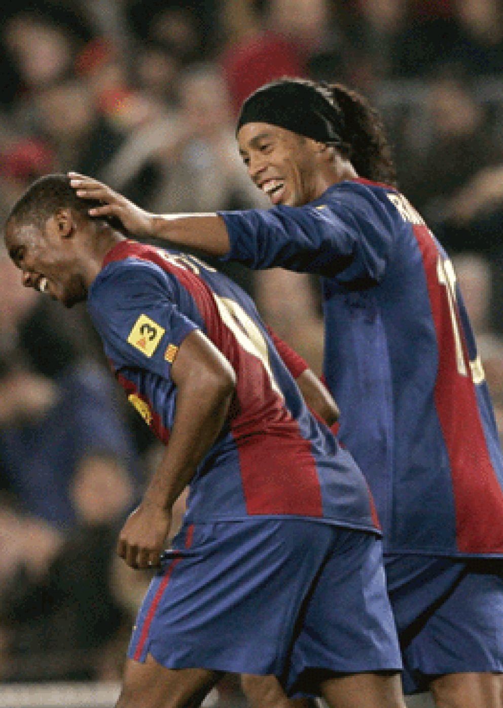 Foto: Ronaldinho defienden a su compañero Eto'o
