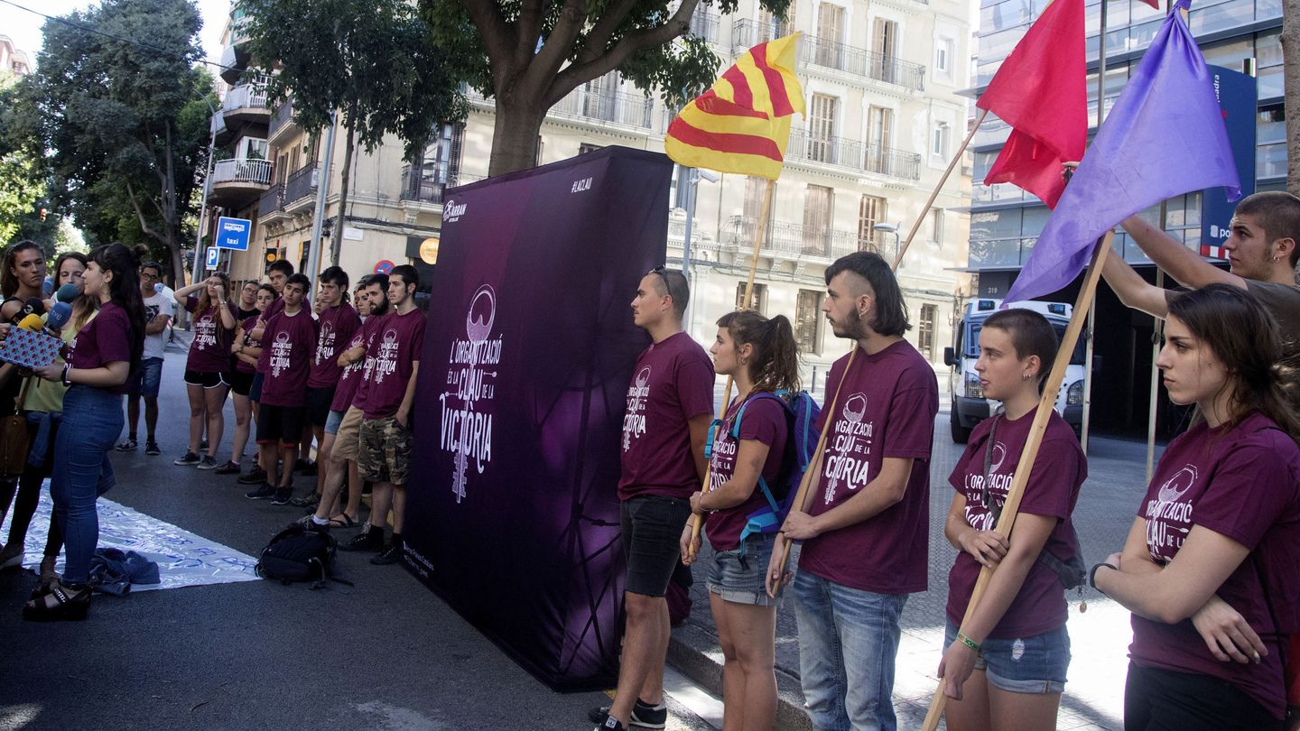 Miembros de la organización independentista Arran concentrados frente a la comisaría de los Mossos de Les Corts de Barcelona. (EFE)