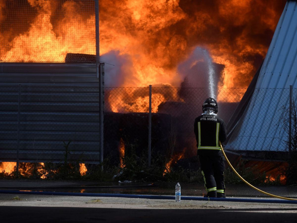 Foto: Incendio en una planta de residuos plásticos en Segovia. Foto: Efe